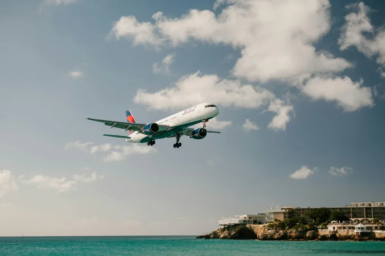 Airliner on approach over the coast of Jamaica